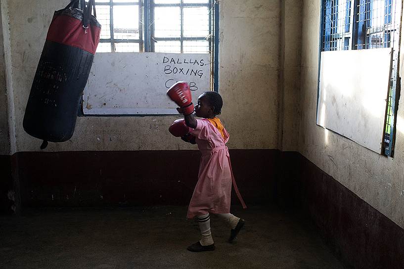Найроби, Кения. Девочка во время тренировки по боксу в спортзале для бедняков