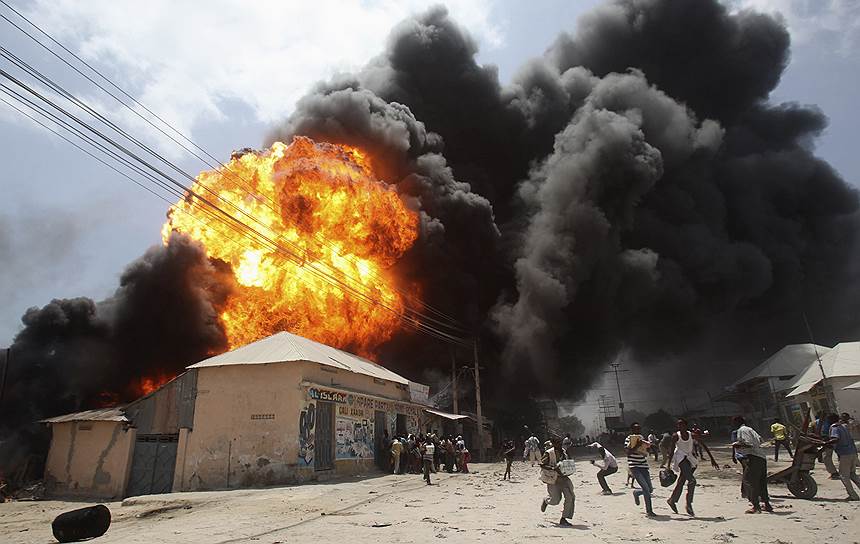 Могадишо, Сомали. Люди бегут от взрыва на автозаправочной станции возле рынка Бакара