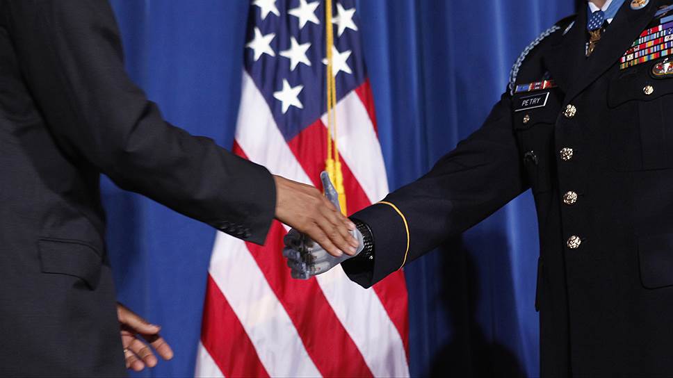 Лерой Петри потерял руку в Афганистане, участвуя в операции «Несокрушимая свобода». За проявленную храбрость и спасение сослуживцев в 2011 году он был награжден Медалью почета — высшей военной наградой США