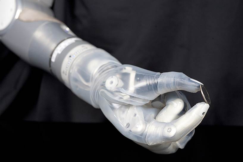 В 2014 году американское исследовательское агентство DARPA представило   искусственную руку, управлять которой можно сознанием носителя. Благодаря специальному браслету, который снимает электрические показания с нервных окончаний предплечья, стало возможно управлять пальцами и кистью, не прилагая усилий
