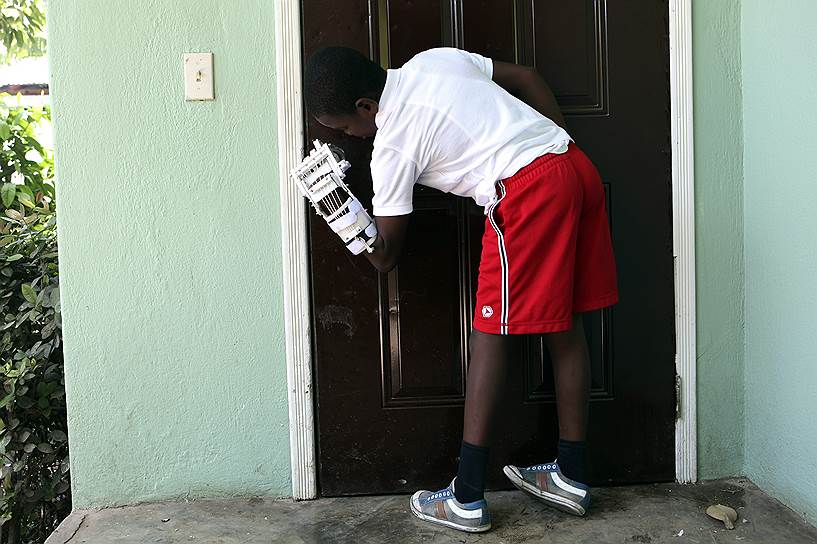 Стивенсон Джозеф из приюта на Гаити родился без руки. В 12 лет он стал первым в республике, кому сделали протез, распечатанный на 3D-принтере
