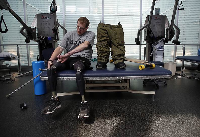 Сержант Мэт Крумвайд потерял обе ноги в Афганистане. На восстановление ушло два года. Для него были изготовлены специальные протезы, благодаря которым он может жить обычной жизнью