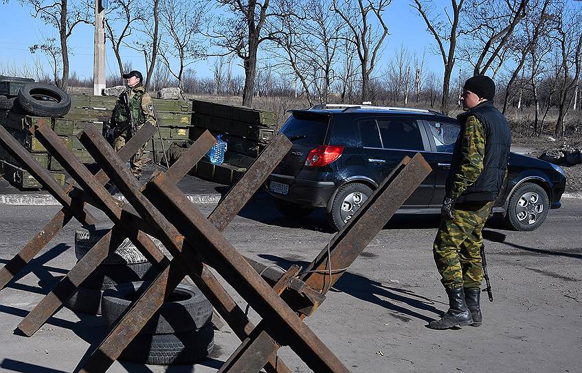 «В течение ночи обстановка в Донецкой и Луганской народных республиках оставалась напряженной»,— сообщили сегодня утром в штабе ДНР, уточнив, что, несмотря на обстрелы, ополченцы ответный огонь не открывали