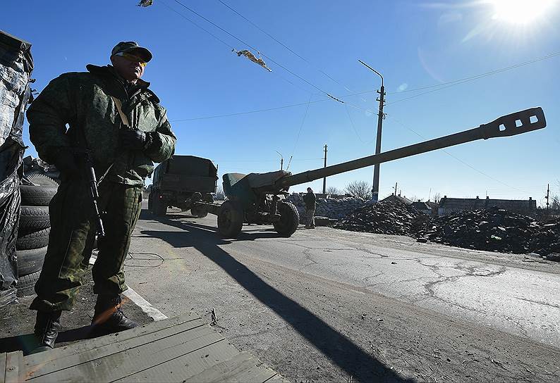 Формирования самопровозглашенных Донецкой (ДНР) и Луганской (ЛНР) народных республик официально начали плановый отвод тяжелого вооружения