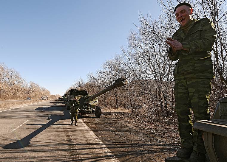 Донецк, Украина. Ополченец во время отвода тяжелых вооружений в районе донецкого аэропорта