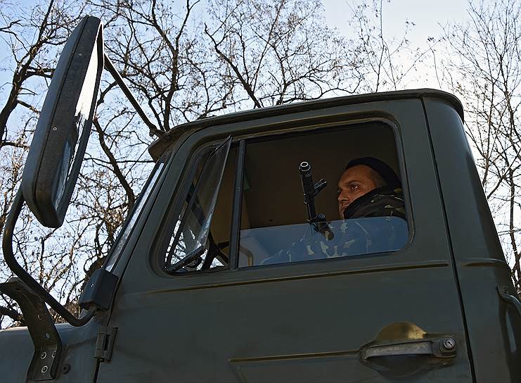 В ОБСЕ заявили, что не могут подтвердить отвод тяжелой техники на востоке Украины, однако беспилотники фиксируют передвижение техники в районе Дебальцево