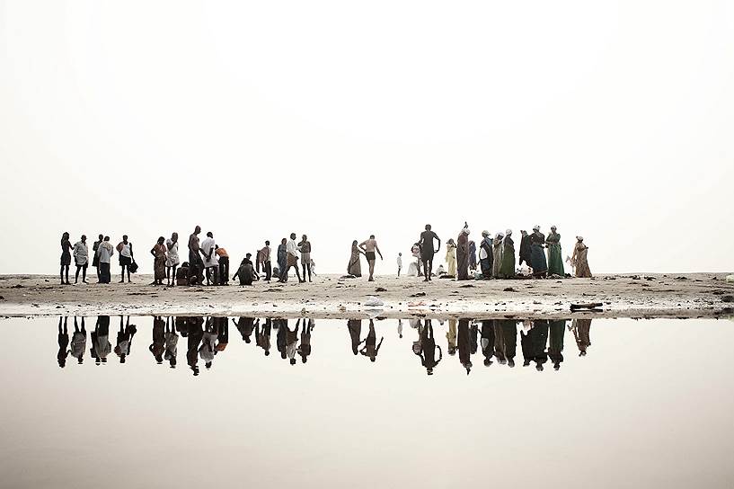 «Ганг. Река смерти» — серия снимков за последние пять лет, демонстрирующие изменения реки Ганг. Автор — Джулио Ди Стурко  (Италия)