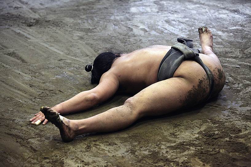 «Пот и кровь» — серия фото о борцах сумо. Автор — Марчин Клочек (Польша) 