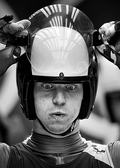 Серия фотографий «Олимпийские лица». На фото саночник из Италии Людвин Ридер во время Олимпиады в Сочи в 2014 году. Автор — Саша Фромм (Германия)