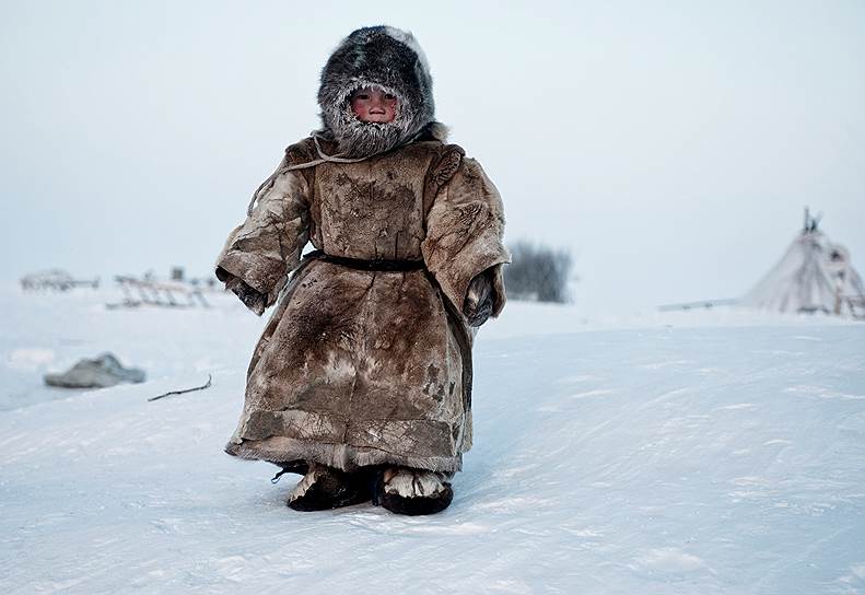 Маленький ненецкий  мальчик играет на улице, несмотря на 40-градусный мороз. Автор — Саймон Моррис (Великобритания)