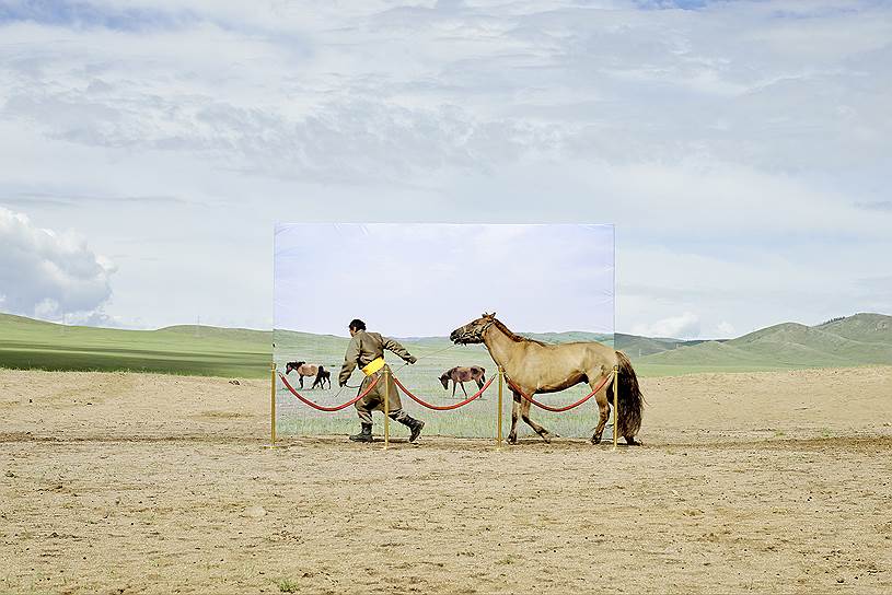 35% монголов все еще живут кочевой жизнью. Они зависят от того, что дает им земля. 25% монголов вернулись в пустыню в последние 30 лет. 75% монгольской территории находятся под угрозой опустынивания. Автор — Дизунг Ли (Южная Корея)