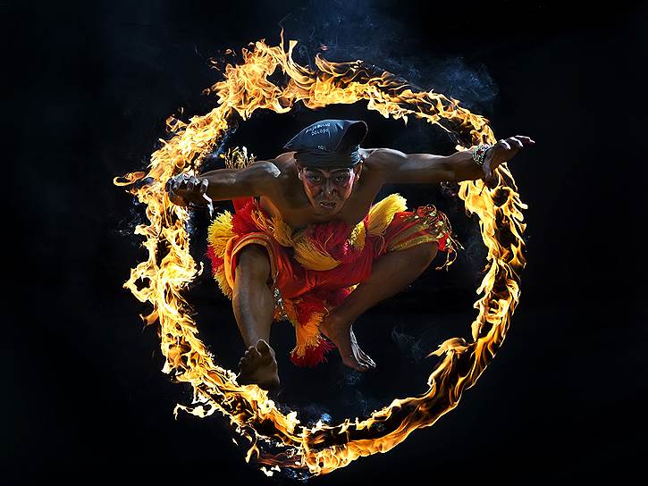 Традиционное индонезийское развлечение Bujang Ganong — прыжки через горящий обруч. Автор — Aprison Aprison (Индонезия)