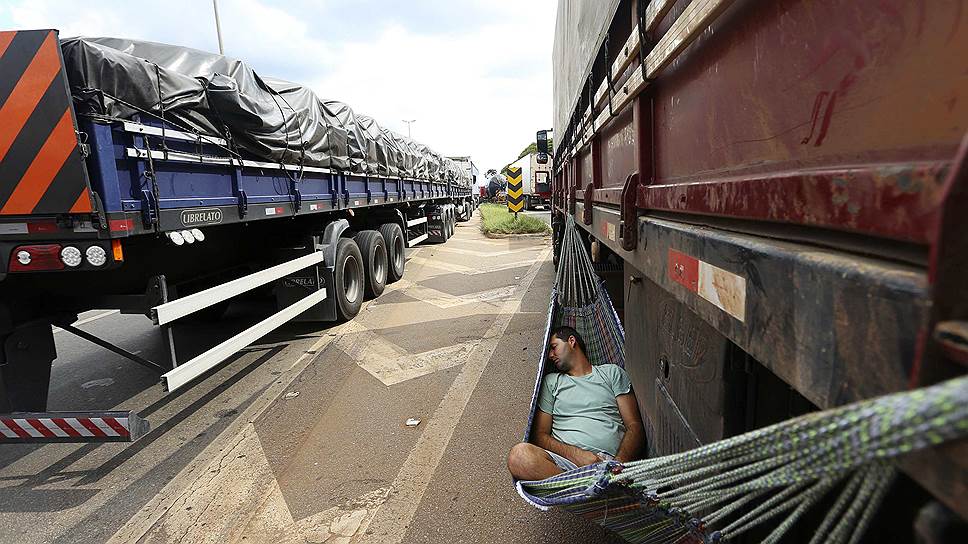Бетин, Бразилия. Водитель грузовика спит во время семидневной забастовки дальнобойщиков. Водители протестуют против высоких цен на топливо. Забастовка угрожет сорвать экспортные поставки зерна в год рекордного урожая