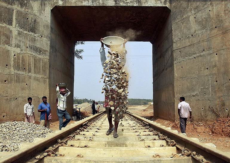 Агартала, Индия. Рабочие на месте строительства новых железнодорожных путей