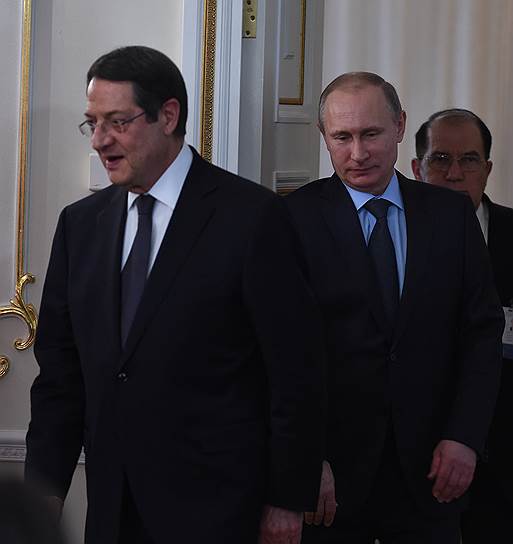 Встреча Президента России Владимира Путина (в центре) с Президентом Республики Кипр Никосом Анастасиадисом (справа)