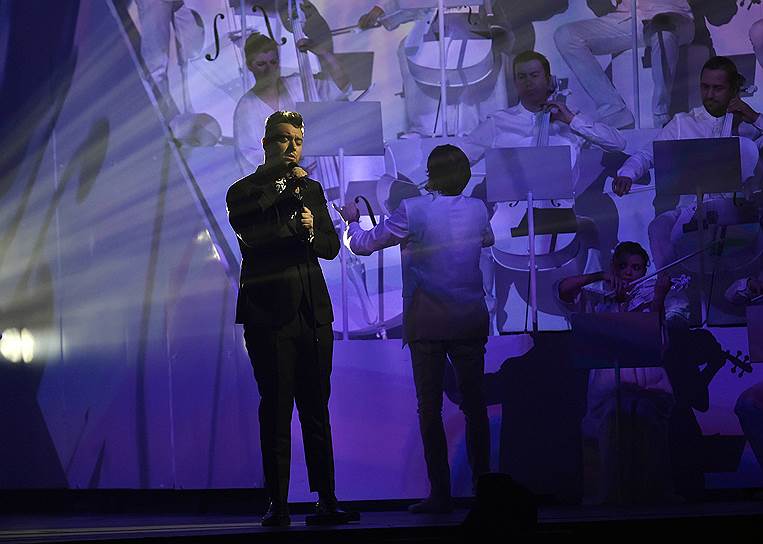 Сэм Смит во время выступления на церемонии вручения наград BRIT Awards