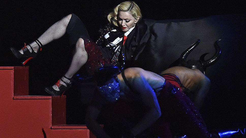 Во время первого за 20 лет выхода Мадонны на сцену BRIT Awards один из ее танцоров неточно скоординировал движения и невпопад дернул длинный шлейф, который тянулся за певицей. Мадонна рухнула со сцены, и несколько секунд ее вовсе не было видно