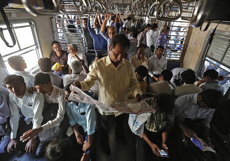 Мумбаи, Индия. Пассажиры утреннего поезда, едущие на работу