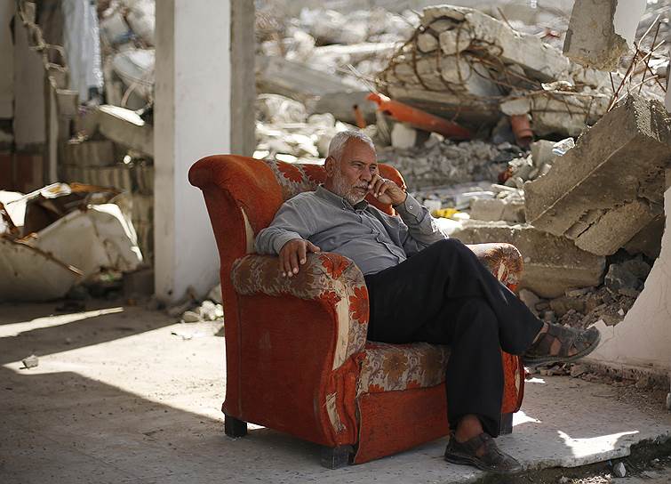 Бейт-Ханун, Палестина. Пожилой мужчина возле развалин своего дома