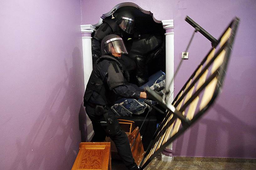 Мадрид, Испания. Бойцы спецназа прорываются через баррикаду из мебели, чтобы выселить семью Эмили Монтойи Васкес из-за долга по квартирной плате размером в €3 тысячи