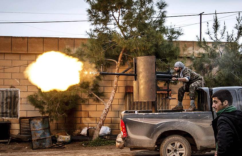 Тель-Тавил, Сирия. Бойцы курдского ополчения стреляют по позициям боевиков «Исламского государства»