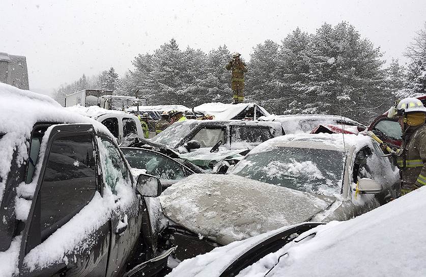Этна, штат Мэн, США. Пожарные работают на месте массовой автомобильной аварии, случившейся ранним утром из-за сильного снегопада