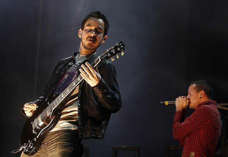 В октябре 2007 года вокалист Linkin Park Честер Бенингтон (на фото справа) сломал руку во время концерта. Пытаясь выполнить свой любимый прыжок с разворотом, он зацепился и упал на руку, сломав запястье. Певец получил первую помощь за кулисами и закончил концерт