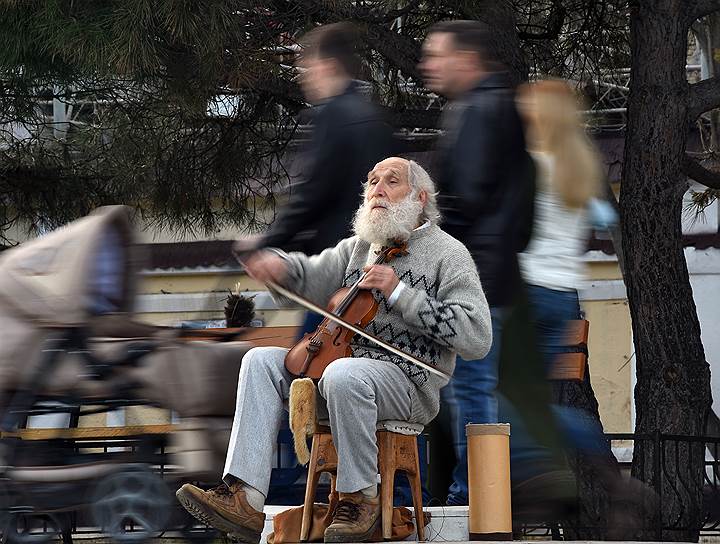 Алушта, республика Крым. Уличный музыкант играет на скрипке