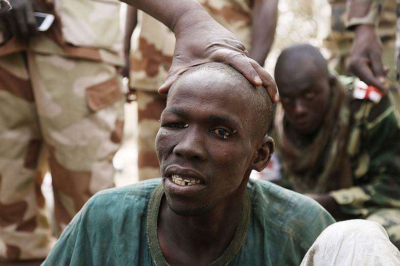 Гамбору, Нигерия. Плененный чадскими военными участник группировки Боко Харам по прозвищу «Мясник»
