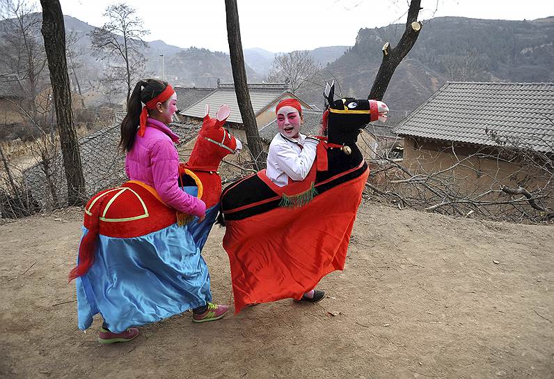 Лунсянь, Китай. Представление детского театра во время празднования китайского Нового года