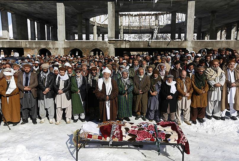 Панжшир, Афганистан. Во время погребальной церемонии афганцы молятся над телом погибшего из-за схода лавины 