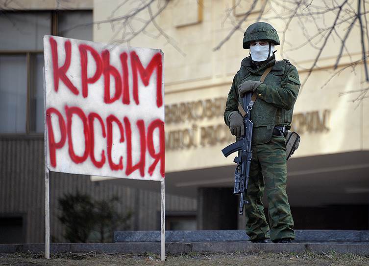 В последующие дни вооруженные люди без опознавательных знаков заблокировали украинские воинские части в Крыму

