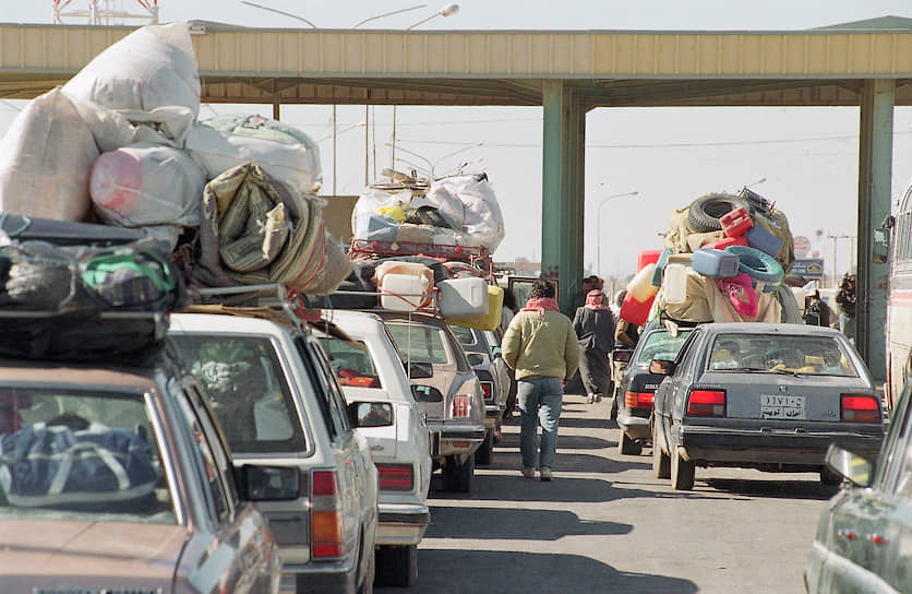 Очередь автомобилей беженцев на границе Ирака и Иордании