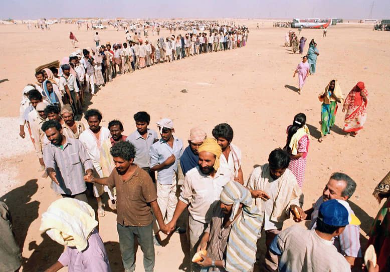 В Саудовскую Аравию начали прибывать кувейтские беженцы: люди бежали от мародерствующих иракских солдат, которые грабили, похищали и пытали местных жителей&lt;br>
На фото: беженцы в очереди за хлебом в Иордани