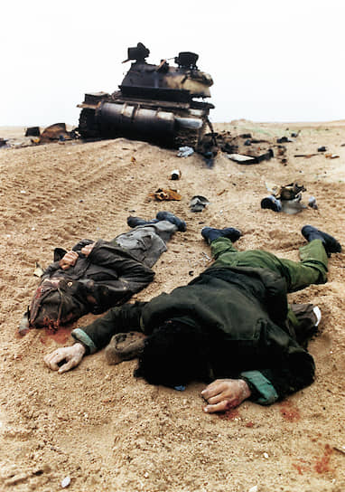 27 февраля территория Кувейта была полностью очищена от войск Хусейна, после чего началось планомерное уничтожение окруженной иракской группировки в районе иракских городов Басра и Насирия
&lt;br>
На фото: убитые иракские солдаты