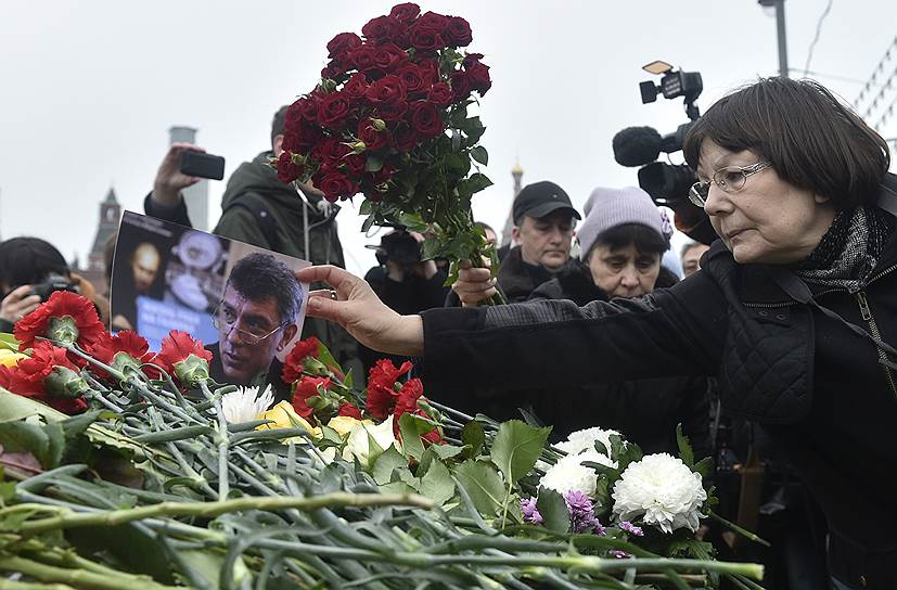 Президент Украина Петр Порошенко: «Шок. Бориса убили. Невозможно в это поверить. Уверен — убийцы будут наказаны. Рано или поздно. Светлая память…»&lt;br>На фото: Москва, Большой Москворецкий мост