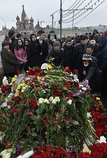 Премьер-министр Великобритании Дэвид Кэмерон : «Бессердечное убийство Бориса Немцова должно быть полностью расследовано. Расследование должно быть быстрым и открытым, а виновные должны быть привлечены к ответственности. Мужество, с которым жил Немцов, полностью контрастирует с той трусостью, с которой он был убит. Я выражаю свои соболезнования семье и друзьям Бориса Немцова»&lt;br>На фото: Москва, Большой Москворецкий мост