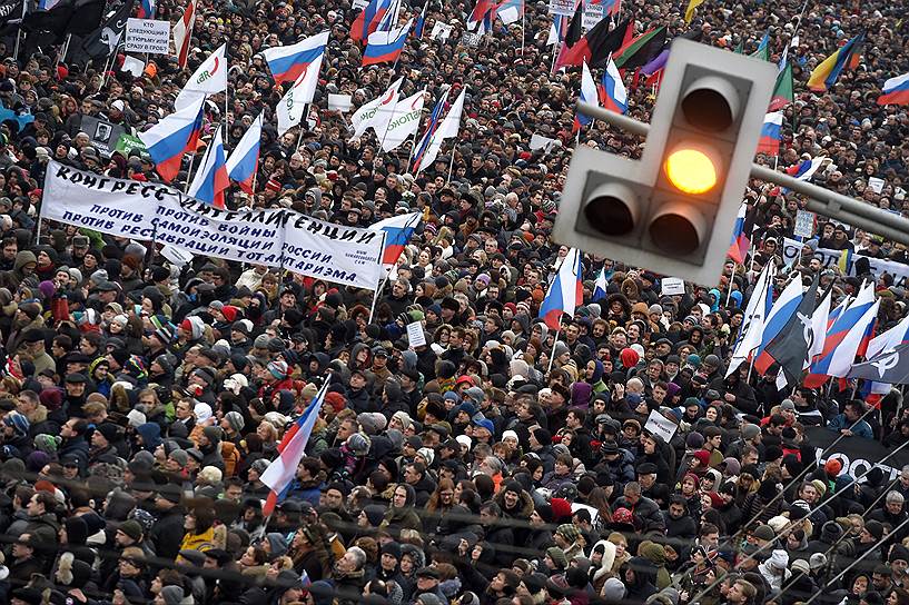 1 марта в Москве прошло траурное шествие в память о Борисе Немцове. Марш памяти стал заменой запланированного оппозицией ранее, но отмененного из-за убийства политика антикризисного марша «Весна»