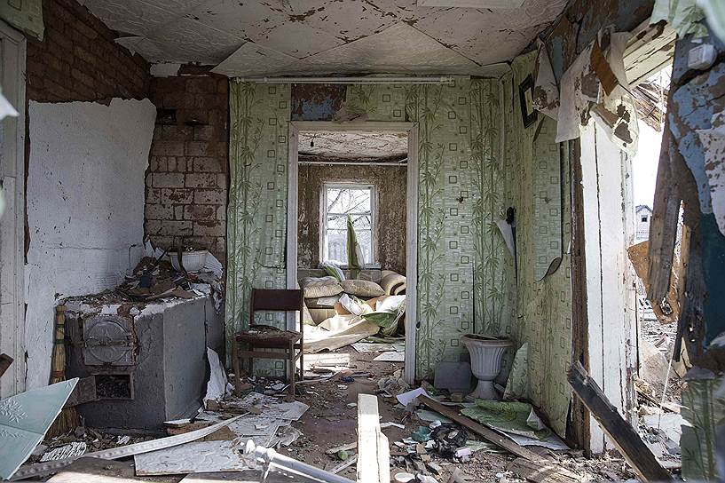 Дебальцево, Украина. Дом, разрушенный во время боев