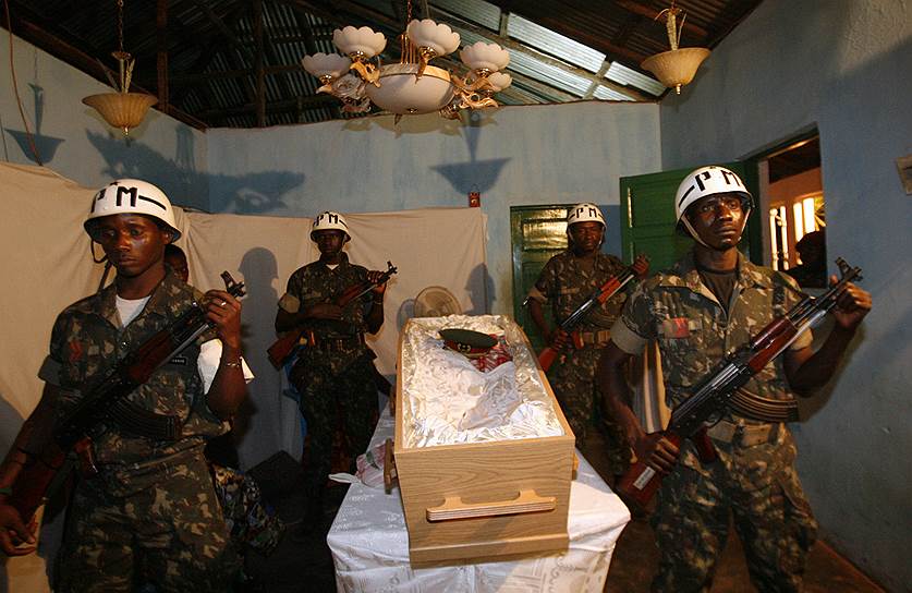 2009 год. Военнослужащие-сторонники генерала Тагме На Вайе, убитого в результате взрыва в штабе армии, напали на резиденцию президента Гвинеи-Бисау. В результате глава страны Жуан Бернарду Виейра был убит, когда пытался покинуть свою резиденцию