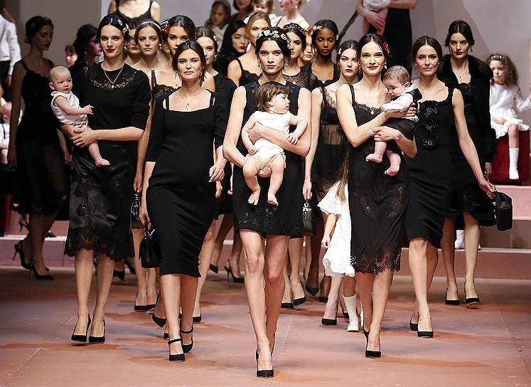 Модель Бианка Балти (вторая слева) на показе Dolce&amp;Gabbana 