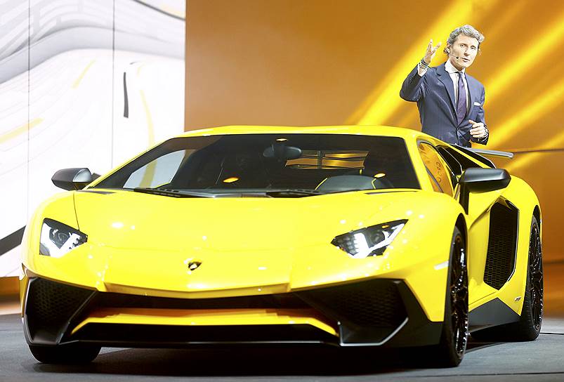 Глава Lamborghini Стефан Винкельман представил быстрейший автомобиль марки — новый полноприводный суперкар Aventador LP 750-4 SV (SV расшифровывается как Supeveloce, то есть &quot;супербыстрый&quot; по-итальянски). Машина массой 1,5 тонны приводится в движение 6,5-литровым V12 мощностью 750 л.с. В результате разгон до &quot;сотни&quot; занимает 2,8 сек.