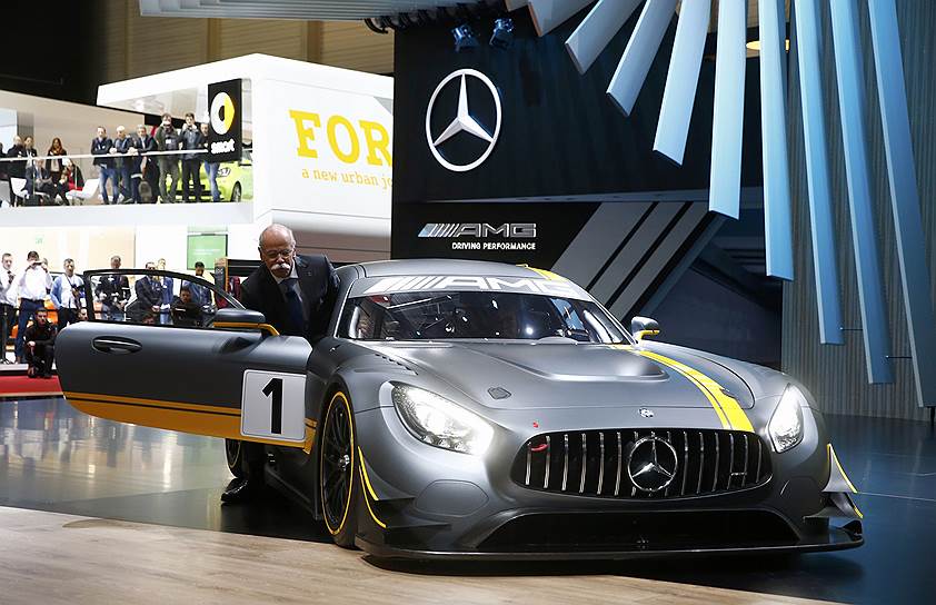 Гоночный спорткар Mercedes AMG GT3 впервые показан на публике. Машина оборудована 6,3-литровым V8 и аэродинамическим обвесом из углепластика. Технические характеристики Mercedes пока не раскрывает