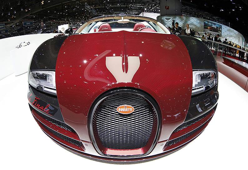Bugatti привезла в Женеву последний, 450-ый по счету Veyron. Машина, получившая приставку в названии &quot;La Finale&quot;, продана одному из клиентов с Ближнего Востока. Сейчас французы ведут испытания преемника Veyron под названием Chiron (назван в честь гонщика Луи Широна) с двигателем мощностью 1,5 тыс. л.с.