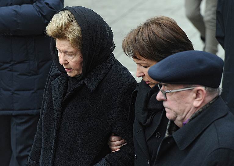 Вдова первого президента России Наина Ельцина и его дочь Татьяна Юмашева прощались с Борисом Немцовым более полутора часов