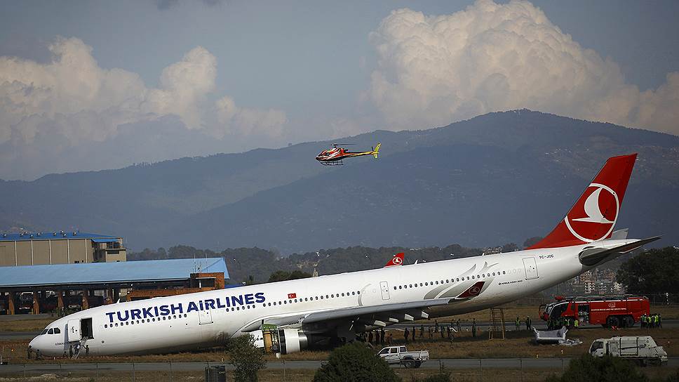 Катманду, Непал. Самолет авиакомпании Turkish Airlines после жесткой посадки в аэропорту Трибхуван
