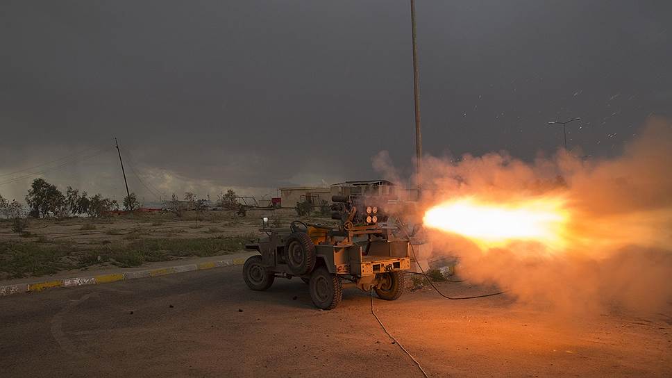 Салахуддин, Ирак. Бойцы шиитского ополчения ведут огонь по позициям «Исламского государства»