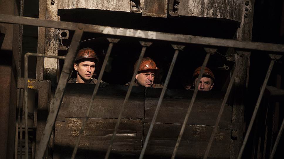 Донецк, Украина. Шахтеры спускаются в шахту имени Засядько, где произошел взрыв метана. В результате взрыва 17 человек погибли