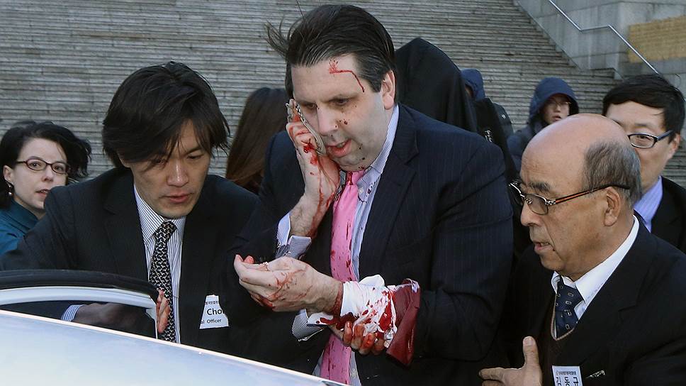 Посол США в Южной Корее Марк Липперт (в центре)