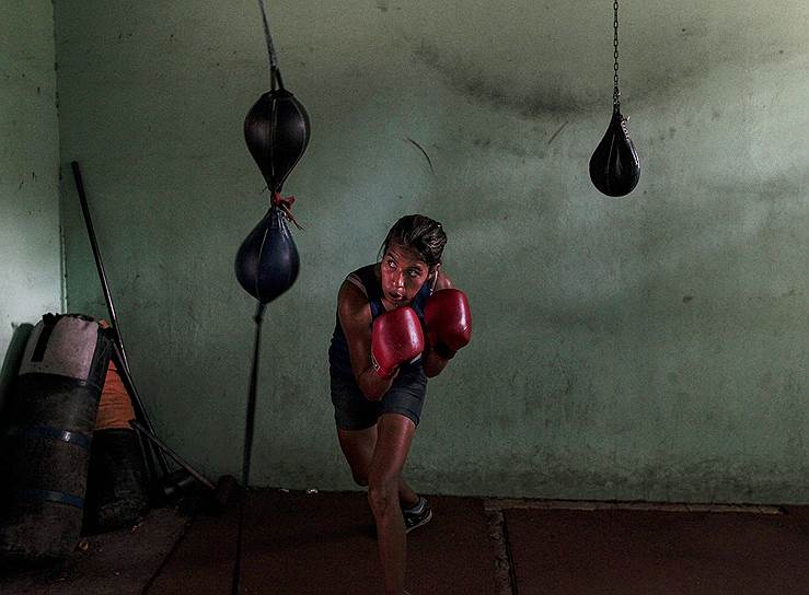 Манагуа, Никарагуа. Семнадцатилетняя девушка во время тренировки по боксу в Национальном институте спорта